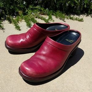 red DANSKO clogs fit 8 or 8.5 cute and comfy